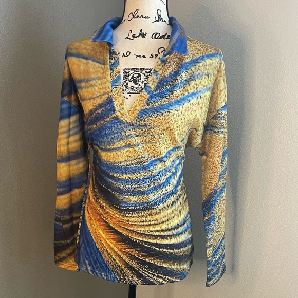 Tops - Adorable Blouse with long sleeves in pretty blues and golds in Size M